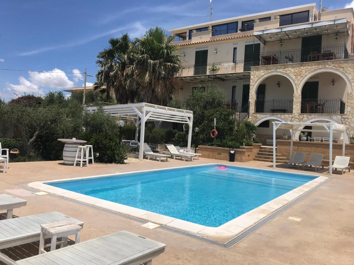 Villa Ceni appartamenti con 2 camere più servizi in villa con piscina Marinella di Selinunte Extérieur photo