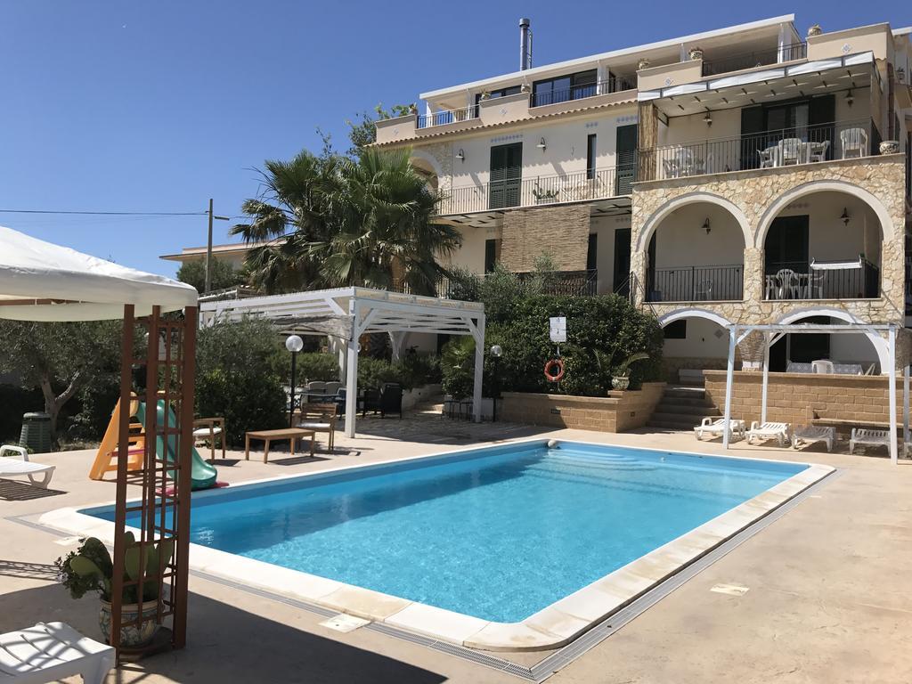 Villa Ceni appartamenti con 2 camere più servizi in villa con piscina Marinella di Selinunte Extérieur photo