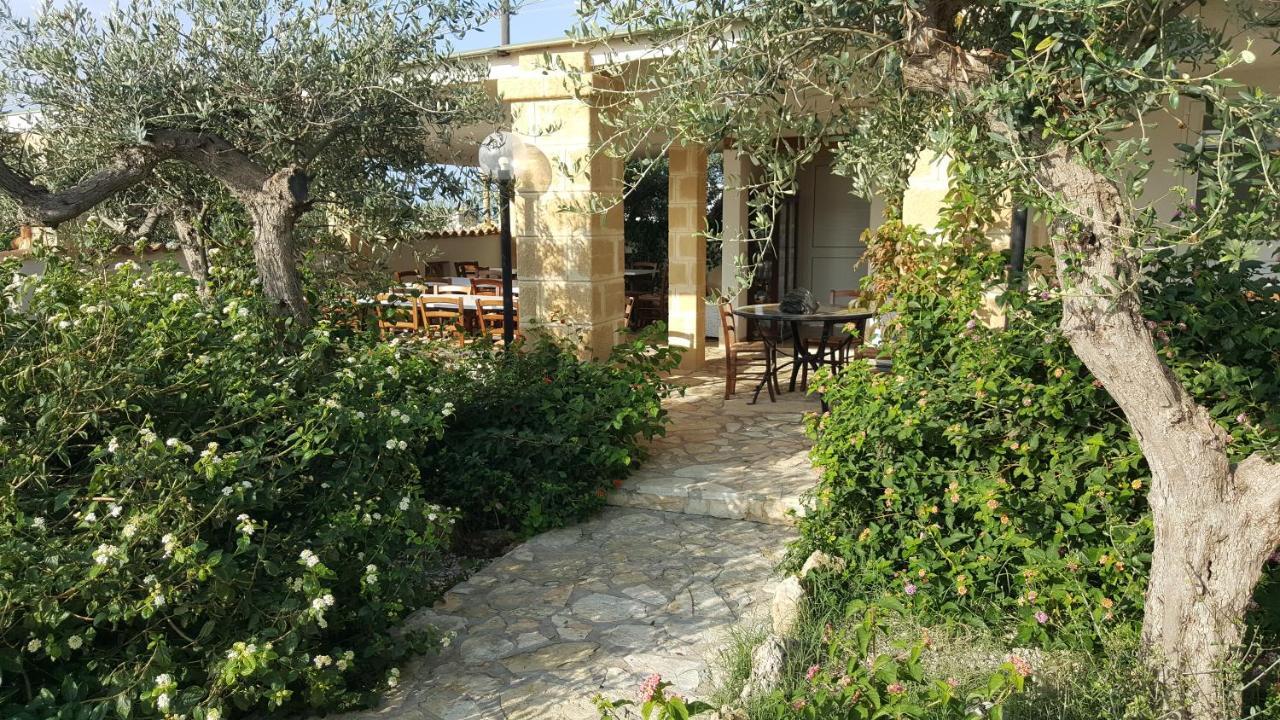 Villa Ceni appartamenti con 2 camere più servizi in villa con piscina Marinella di Selinunte Extérieur photo